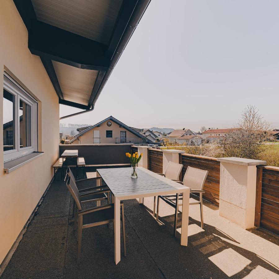 Grosse Ferienwohnung Mit Balkon Und Perfekter Lage Eggenthal Buitenkant foto